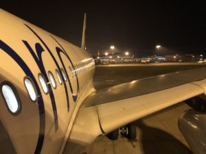 avión parado en la noche