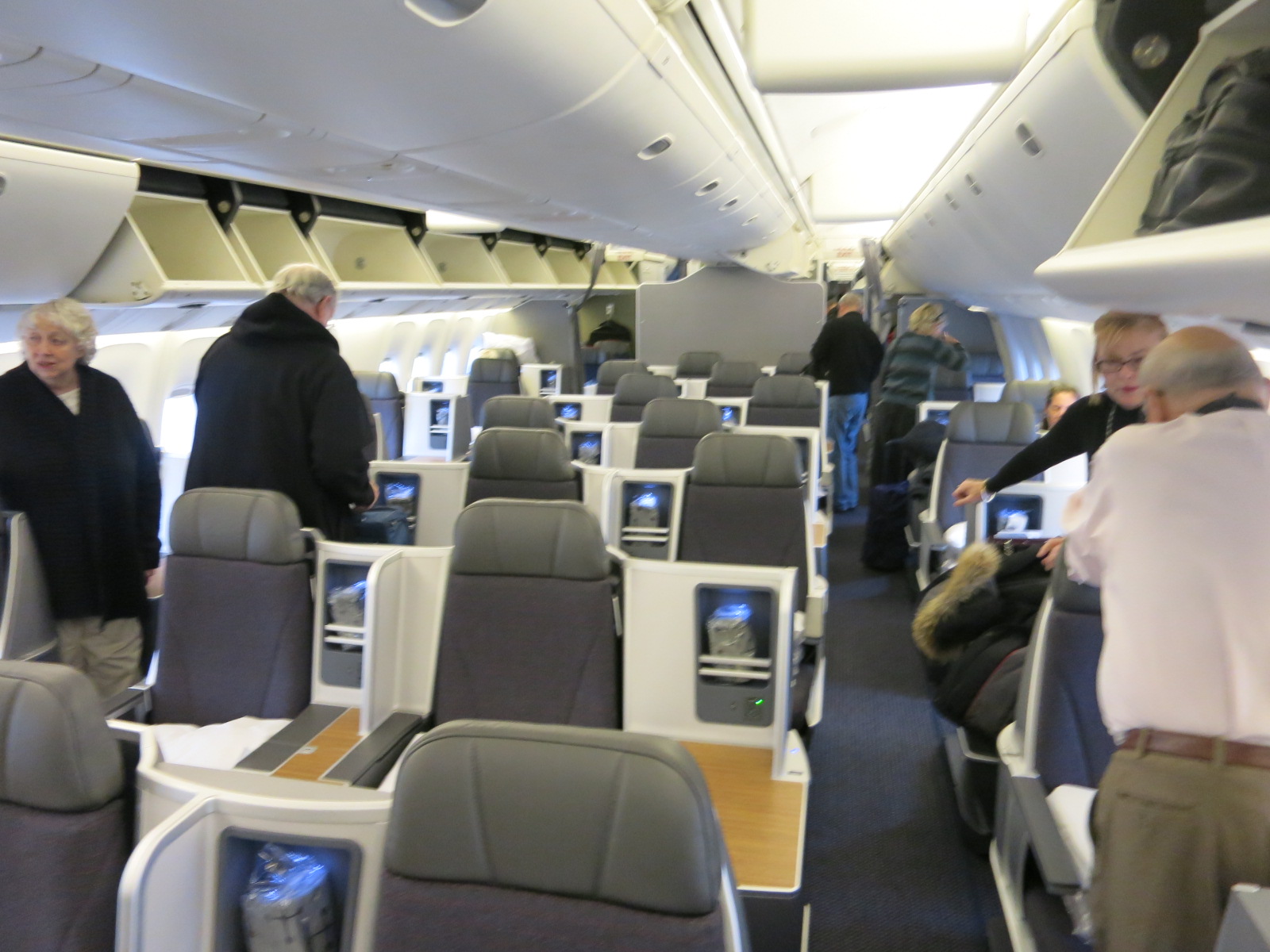 un grupo de personas sentadas en un avión