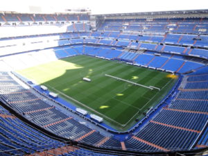 un estadio de fútbol con Estadio Santiago Bernabéu de fondo