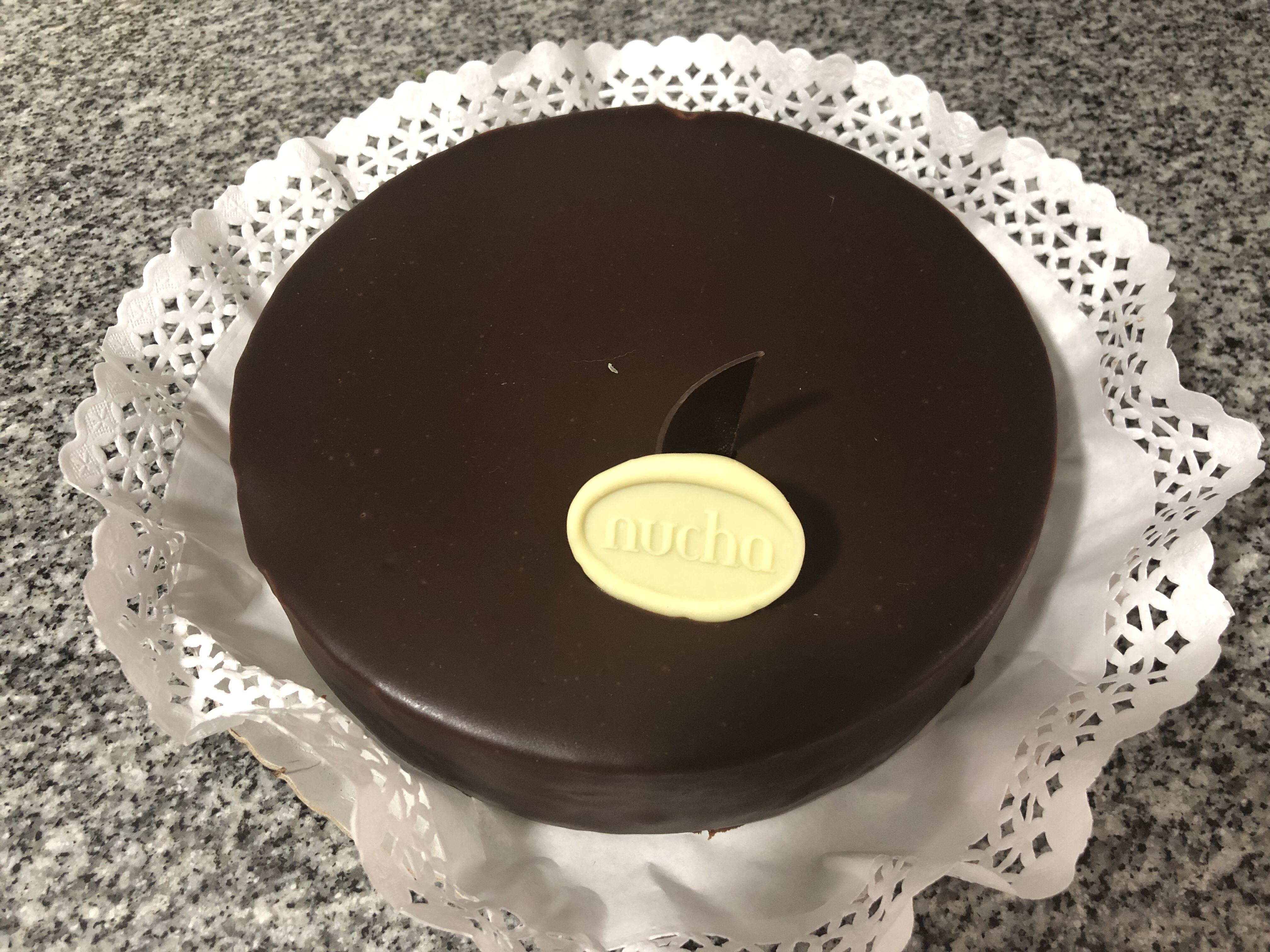 imagen en blanco y negro de una taza de chocolate sobre un plato