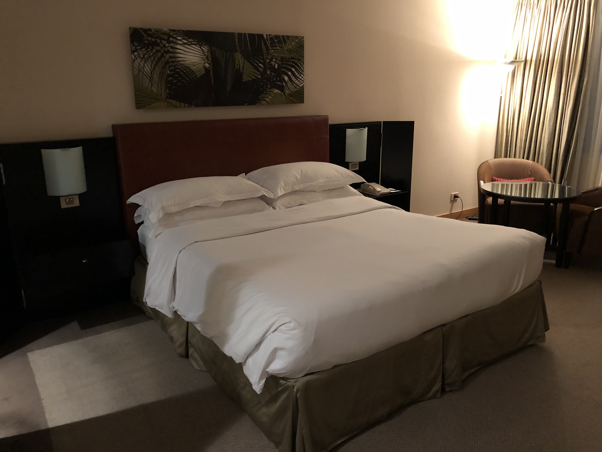 cama de cuarto de hotel