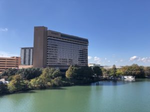 un lago y una ciudad