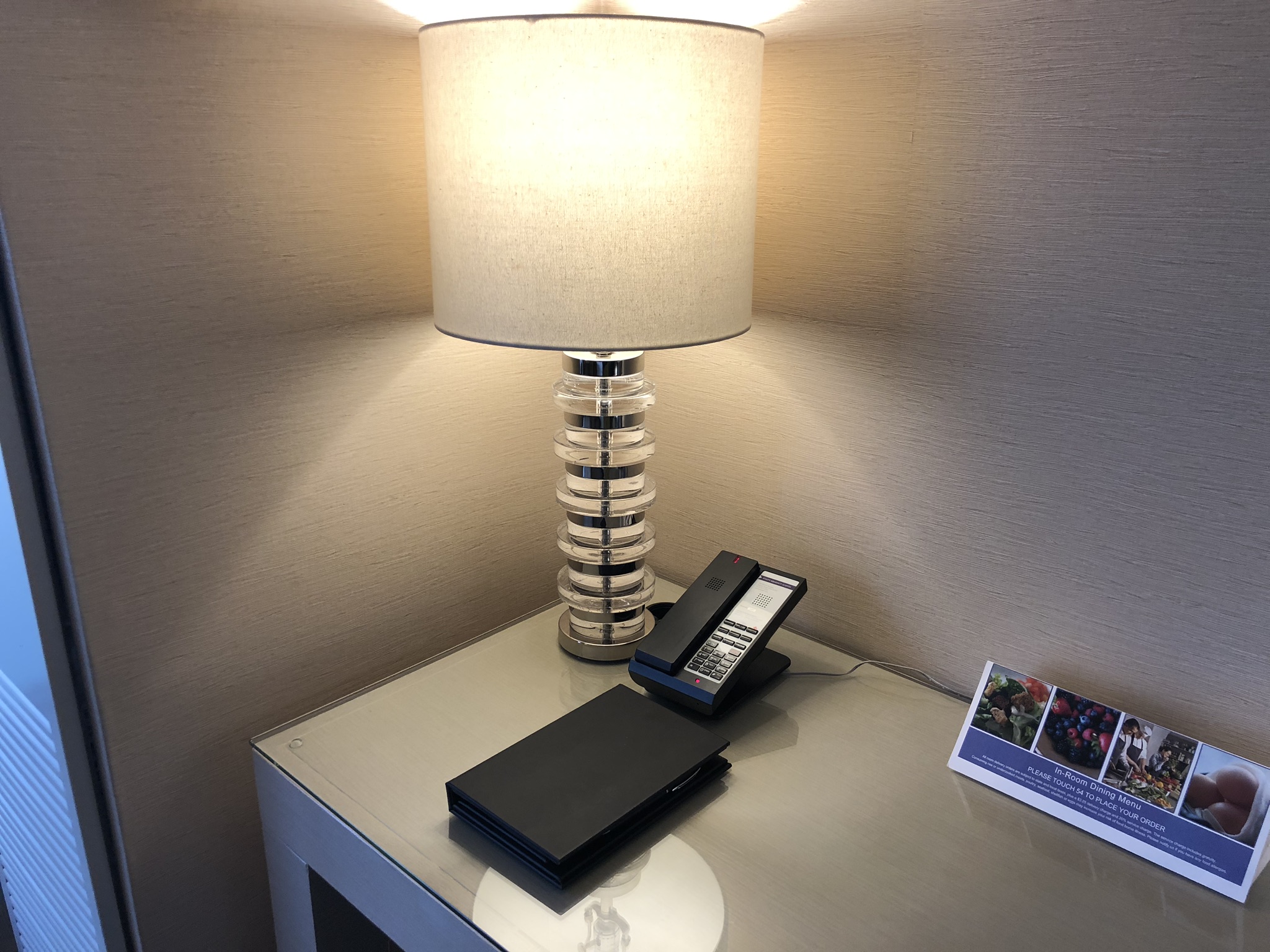 una lámpara sobre un escritorio