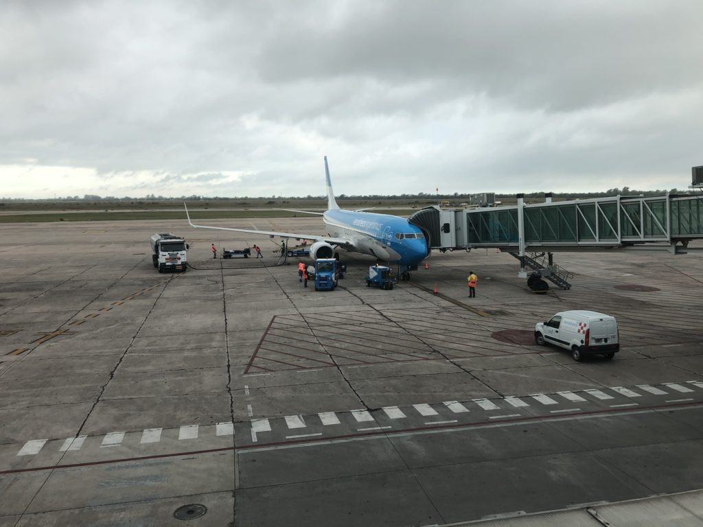 un avión estacionado en una pista de aeropuerto