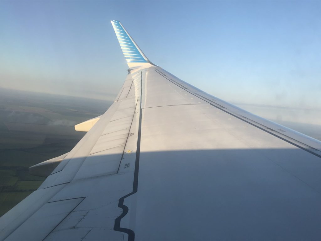 vista de un avión volando en el cielo