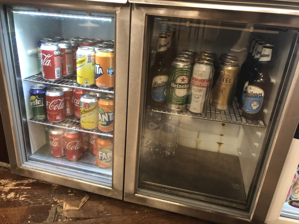 un refrigerador con comida