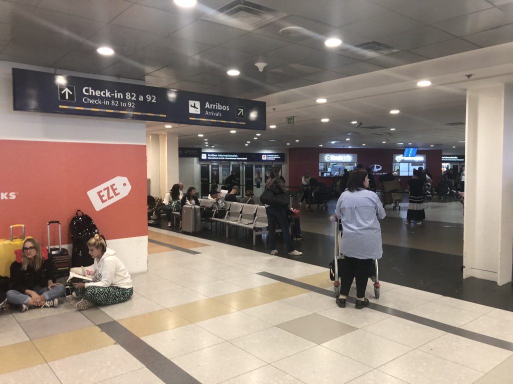 un grupo de personas en el interior de un aeropuerto